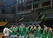 开云下载-山东队鏖战雄鹿，张镇麟扛起全队