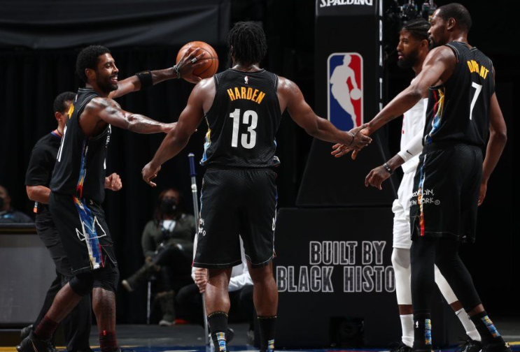 篮网三巨头配合默契，大胜对手巩固领跑