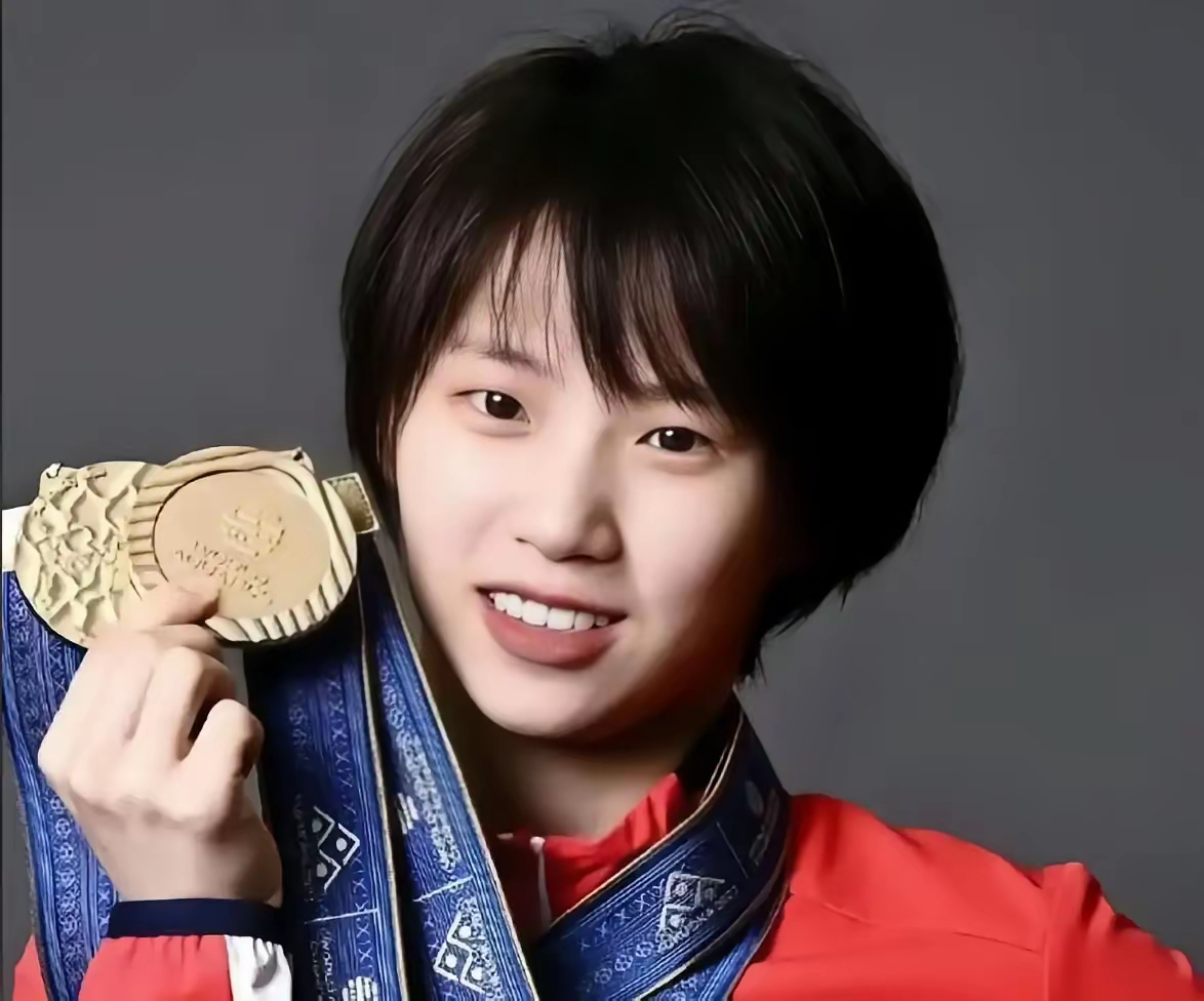 跳水选手优雅出场，获得全场掌声