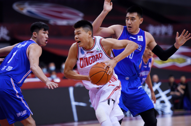 体操队队友遭遇重伤，仍坚持赛场