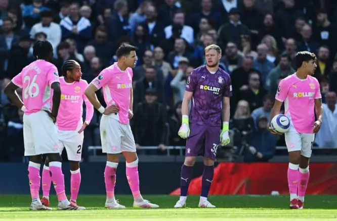 包含南安普顿主场负于狼队，降级阴影再现的词条