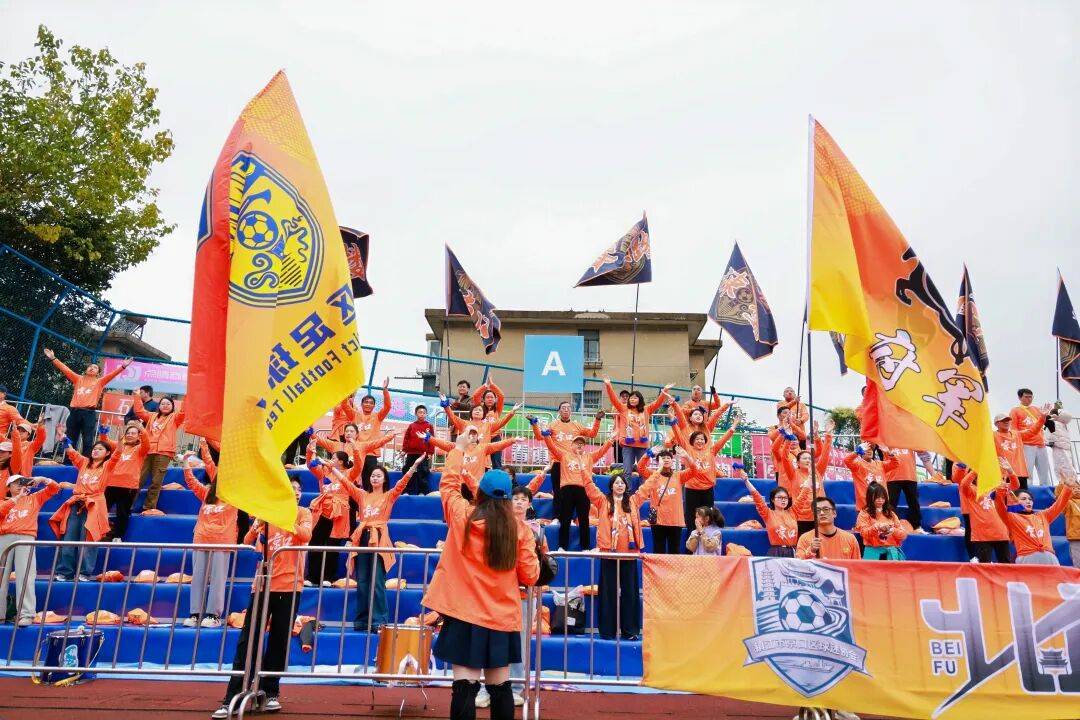 精彩对决拉开序幕，球迷心情激荡