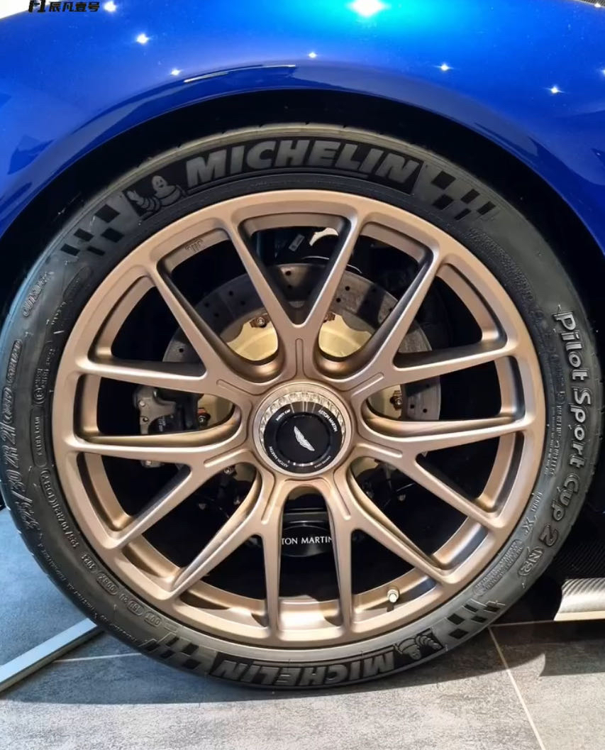 雷诺车队翻盘阿斯顿马丁，勒克莱尔惊艳四座