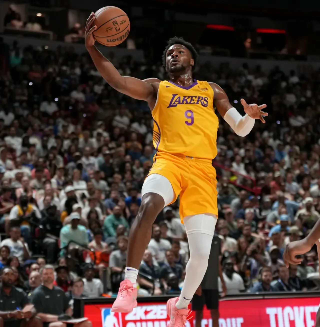 快船轻取湖人，胡金秋点燃赛场