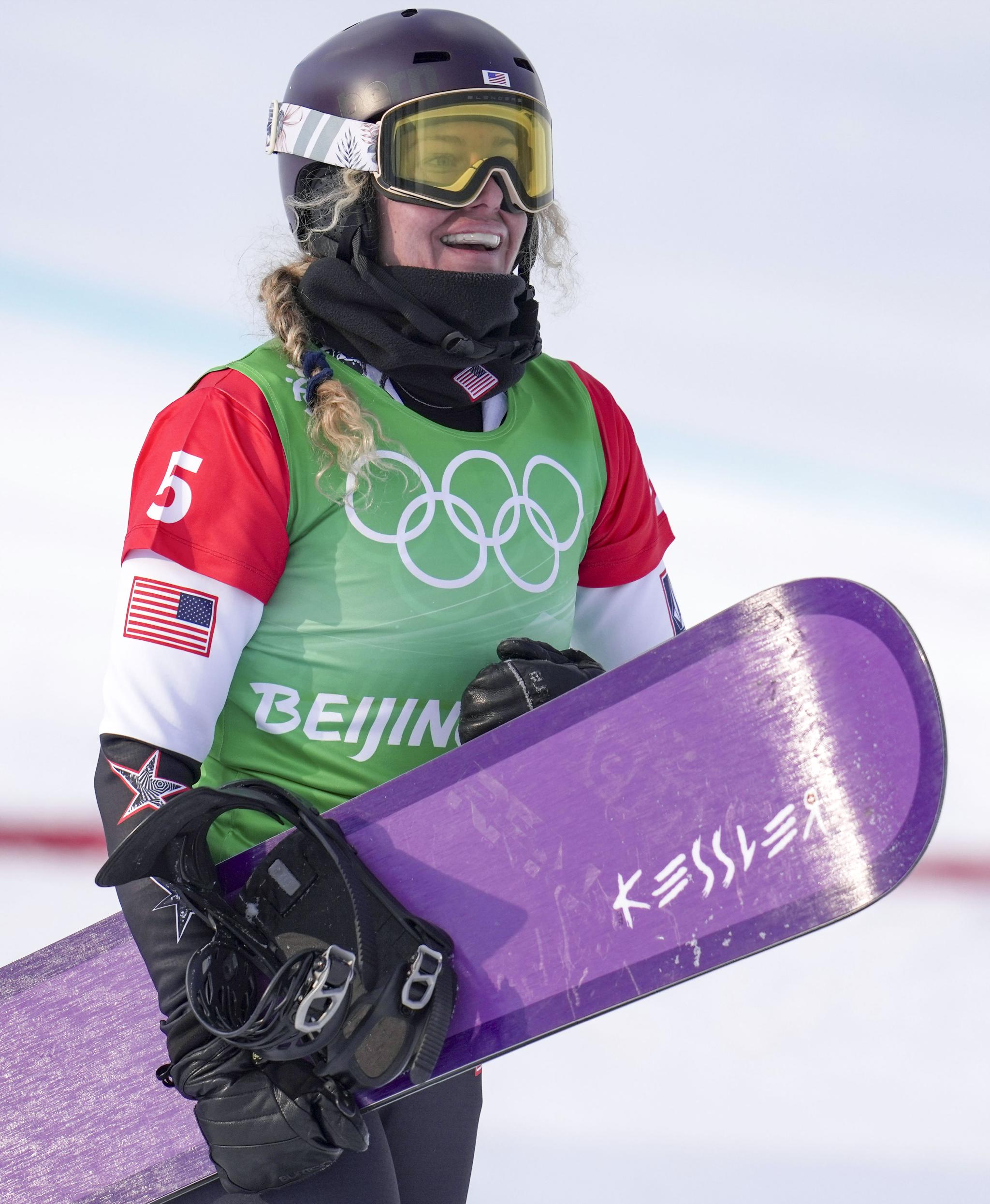 奥地利单板滑雪选手夺冠，飞驰冰雪